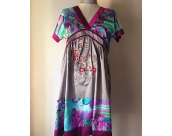 Vestido satinado estilo kimono de los años 90 en gris, azul y turquesa. Vestido de estilo asiático con estampado floral psicodélico y bordado de flores japonesas.