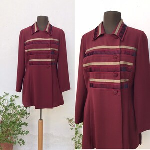 Lange 80er Jahre Vintage Jacke im burgunderfarbenen Militärstil mit Zierdetails an Kragen und Brust