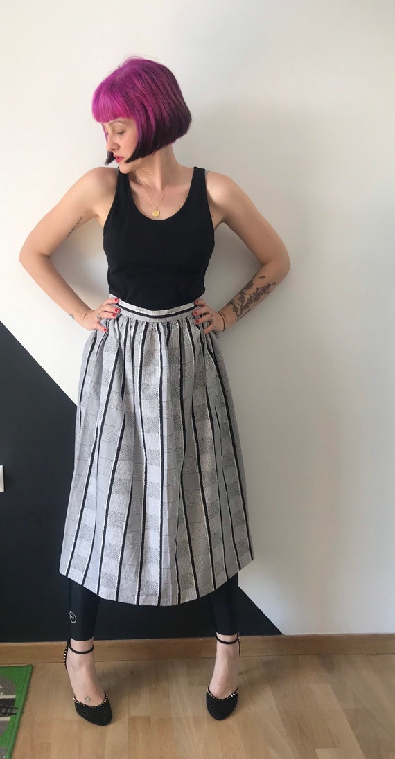 Black and white 80s vintage round skirt featuring… - image 6
