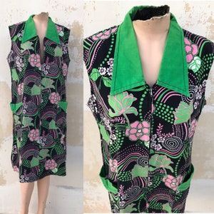Psychedelic swirl 60s vintage zipped up shirtdress feat wide green collars and two front pockets made by pure cotton by Kittelett, Germany
