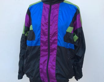 90s Oversized Trainingsjacke in violett, blau & olivgrün, Colorblock, Herren Trainingsanzug. Seitliche Taschen mit Reißverschluss, coole geometrische Designs