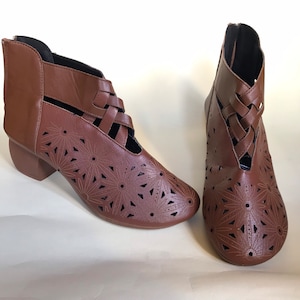 Perforated, peekaboo cut outs, brown mid heeled ankle boots 70s Vintage/size unknown, estimated size : 38 EUR- 7 US- 5 UK image 1