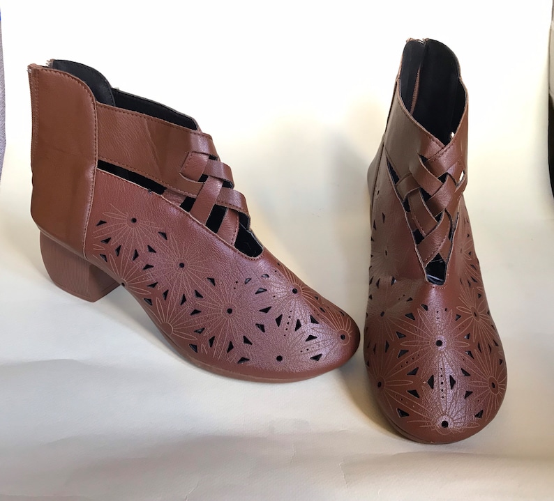 Perforated, peekaboo cut outs, brown mid heeled ankle boots 70s Vintage/size unknown, estimated size : 38 EUR- 7 US- 5 UK image 1