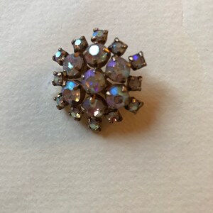 Broche de diamantes de imitación con forma de flor redonda y brillante de estilo vintage de los años 60, broche de cóctel con aurora boreal