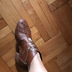 Perforated, peekaboo cut outs, brown mid heeled ankle boots 70s Vintage/size unknown, estimated size : 38 EUR- 7 US- 5 UK image 7