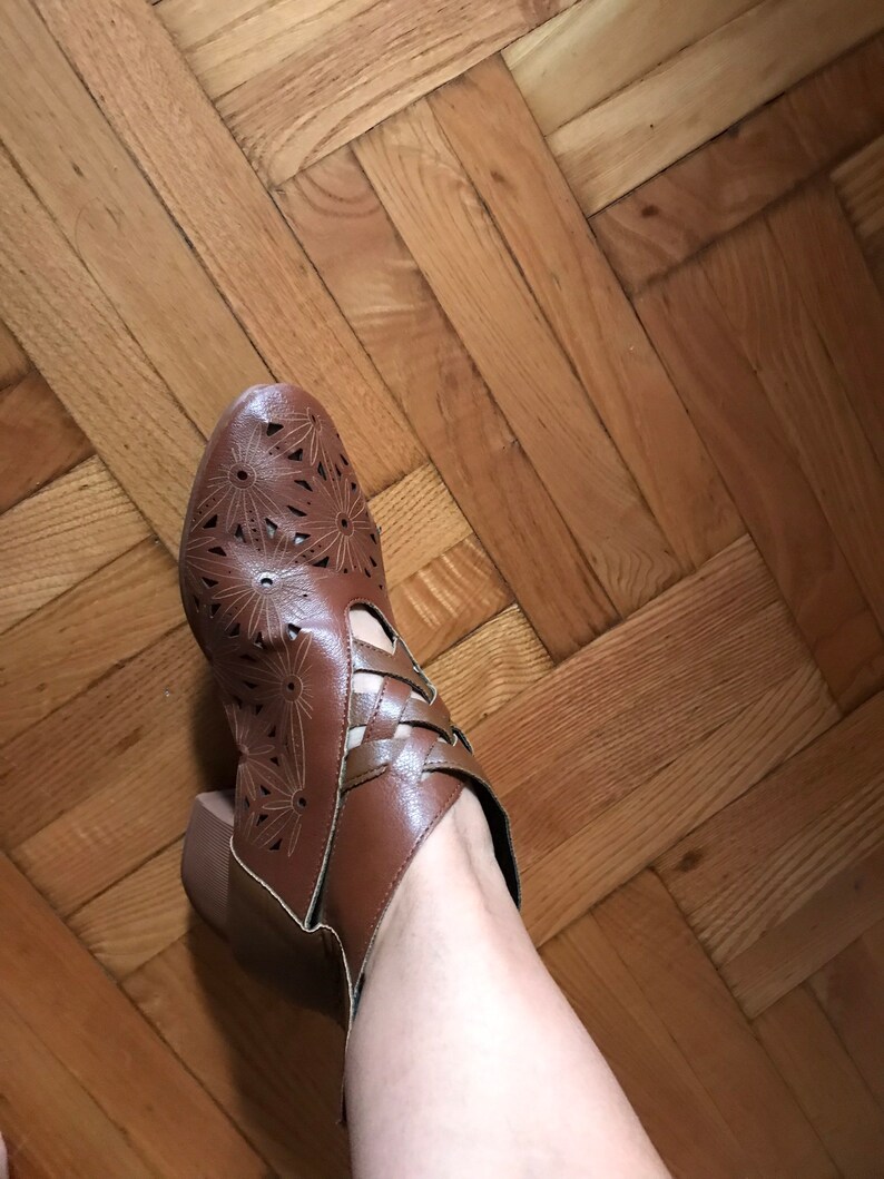 Perforated, peekaboo cut outs, brown mid heeled ankle boots 70s Vintage/size unknown, estimated size : 38 EUR- 7 US- 5 UK image 7