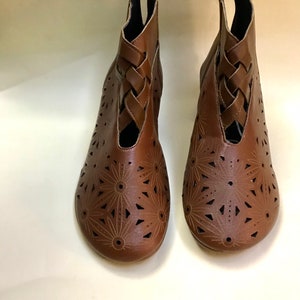 Perforated, peekaboo cut outs, brown mid heeled ankle boots 70s Vintage/size unknown, estimated size : 38 EUR- 7 US- 5 UK image 3