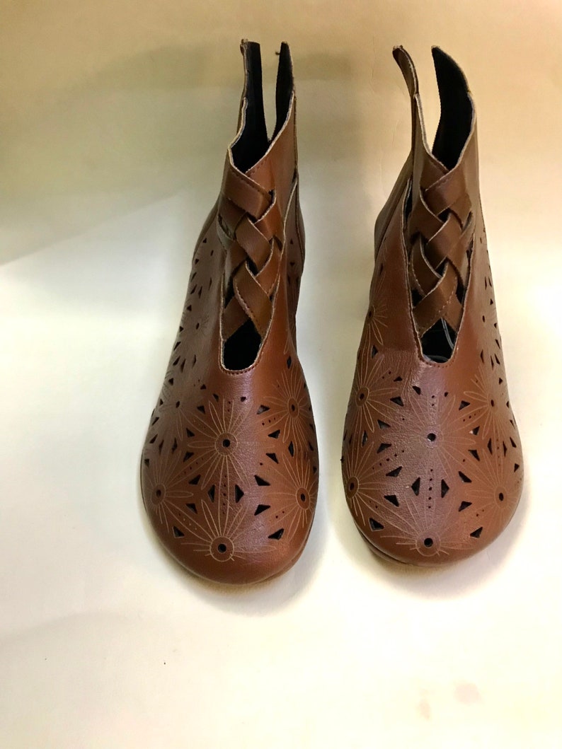 Perforated, peekaboo cut outs, brown mid heeled ankle boots 70s Vintage/size unknown, estimated size : 38 EUR- 7 US- 5 UK image 3