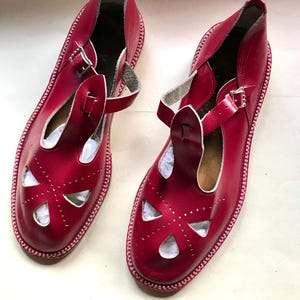 Czerwone perforowane, skórzane baleriny z lat 50. i 60. dla młodych dziewcząt, ze skórzaną podeszwą i gumowymi obcasami, cena 35 EUR - 5,5 USD - 3,5 UK
