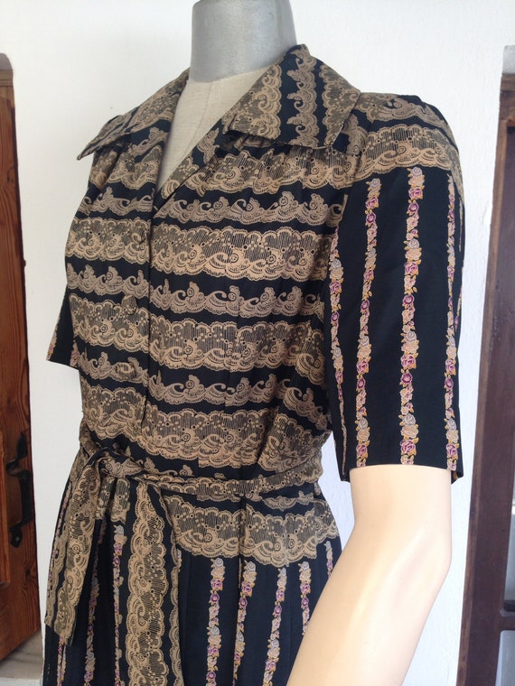 Vestido de abuela moderno en color beige y negro de los anos 70 con dos patrones diferentes de disenos florales barrocos y diminutos alternados Etsy Mexico
