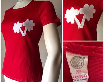 Frühes 70er Jahre Vintage rotes Jersey Top, mit weißen Applikationen genähte Blumen (oder Bäume) hergestellt in Griechenland, Sweat und nostalgisches kleines Top