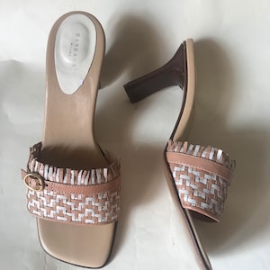 Barbara Milano 90s vintage chic beige woven leather slip heeled sandals, with buckles and fringy edges. Size: EUR 39-USA 8/UK 6