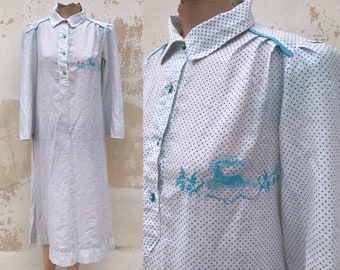 Absolut entzückendes Polka Dot 70er Jahre vintage langes Baumwoll Nachthemd mit Kragen, puffigen Schultern und besticktem Design auf der Brust