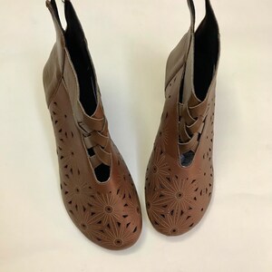 Perforated, peekaboo cut outs, brown mid heeled ankle boots 70s Vintage/size unknown, estimated size : 38 EUR- 7 US- 5 UK image 6