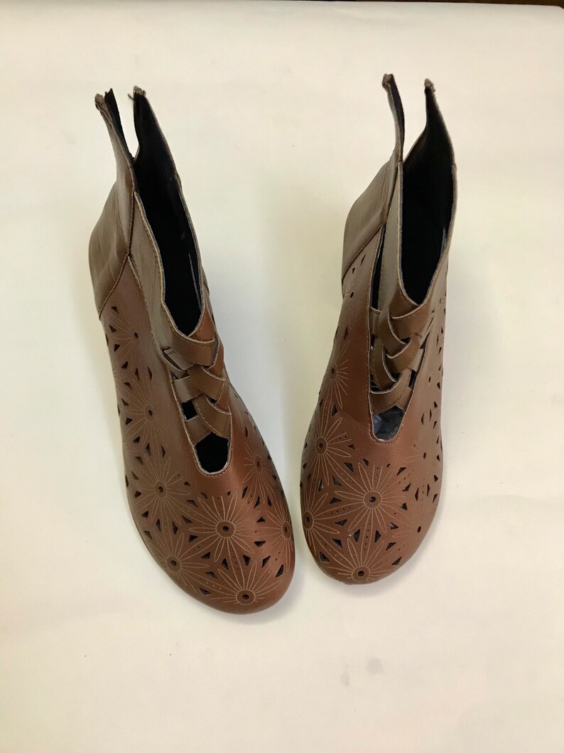 Perforated, peekaboo cut outs, brown mid heeled ankle boots 70s Vintage/size unknown, estimated size : 38 EUR- 7 US- 5 UK image 6