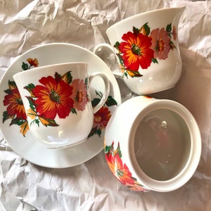 Drie koffie-/theebloemensets jaren 60/70 vintage, gemaakt in Griekenland. Een koffiekop met schotel, een melkkan en een suikerpot