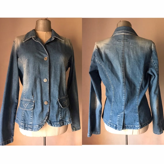 Kitschy cute blue stonewashed/acid washed early 1980s vintage denim jacket embellished with rhinestones