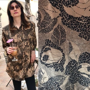 Golden/black 80s satiny oversized, long buttoned shirt with big shoulder pads that forms roses