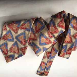 80-tals vintage sidenslips, cool geometrisk, hipster-slips med trianglar i jordnära toner, tillverkad i Grekland