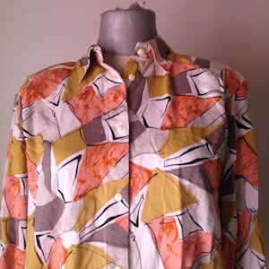 80s kitschy cute short sleeved button down shirt with shoulder pads and abstract geometric pattern. L size