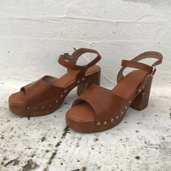 Sandalias de tacón tipo zueco marrón grueso, vintage original de los años 70, hippie, flower power con tacones gruesos cuadrados de madera. Talla Eur 40 / EE. UU. 9 / Reino Unido 7