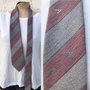 80er Jahre Krawatte in pastell rosa/grau mit Streifen und winzigen geometrischen Mustern, hergestellt in Griechenland