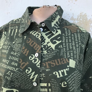 Camisa abotonada de algodón con estampado de periódico en color verde caqui, de principios de los 90