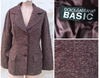 Chaqueta/blazer Dolce & Gabbana de la línea Basic, de bouclé, con cintura elegante y botones en tonos berenjena y marrón.