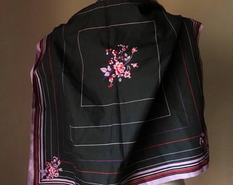 Square scarf with beautiful squared pattern and flower motifs in the middle and in the four edges, 80s vintage