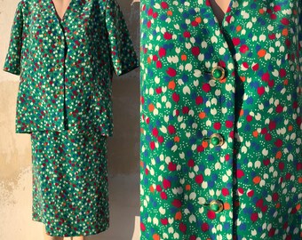 Conjunto de dos piezas, talla XL. Chaqueta vintage de los años 80 y falda midi con el mismo estampado, con estampados de tulipanes coloridos sobre fondo de hierba verde.