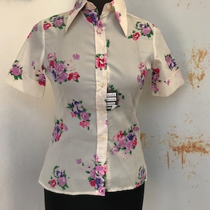 Pointed collared 70s vintage waisted, buttoned blouse with colorful floral bouquet pattern, size small