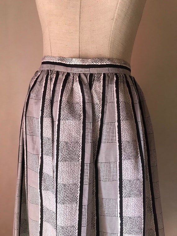 Black and white 80s vintage round skirt featuring… - image 5