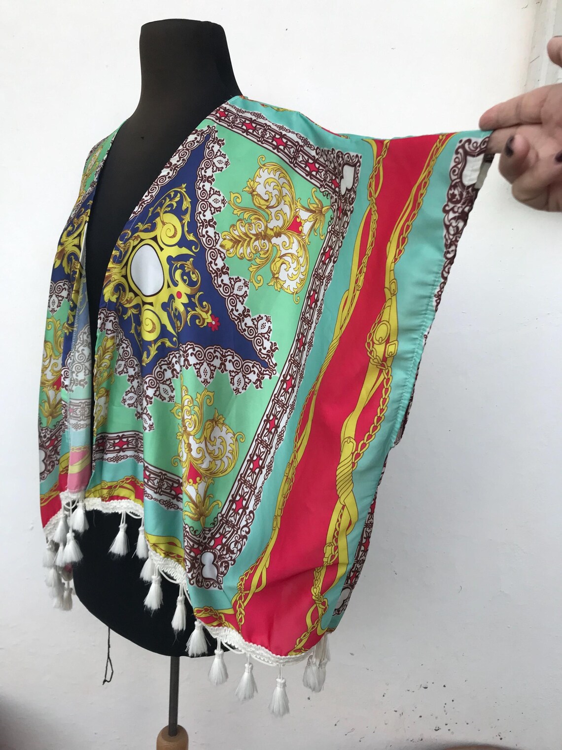 Poncho styled buttonless early 00s vintage blazer features baroque colorful designs and white tassels at the finish, foto 3 di 5