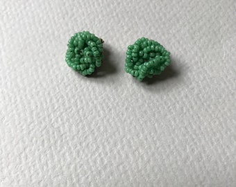 60er Jahre Acryl Perlen Knoten grüne Ohrclips in Form einer Blume