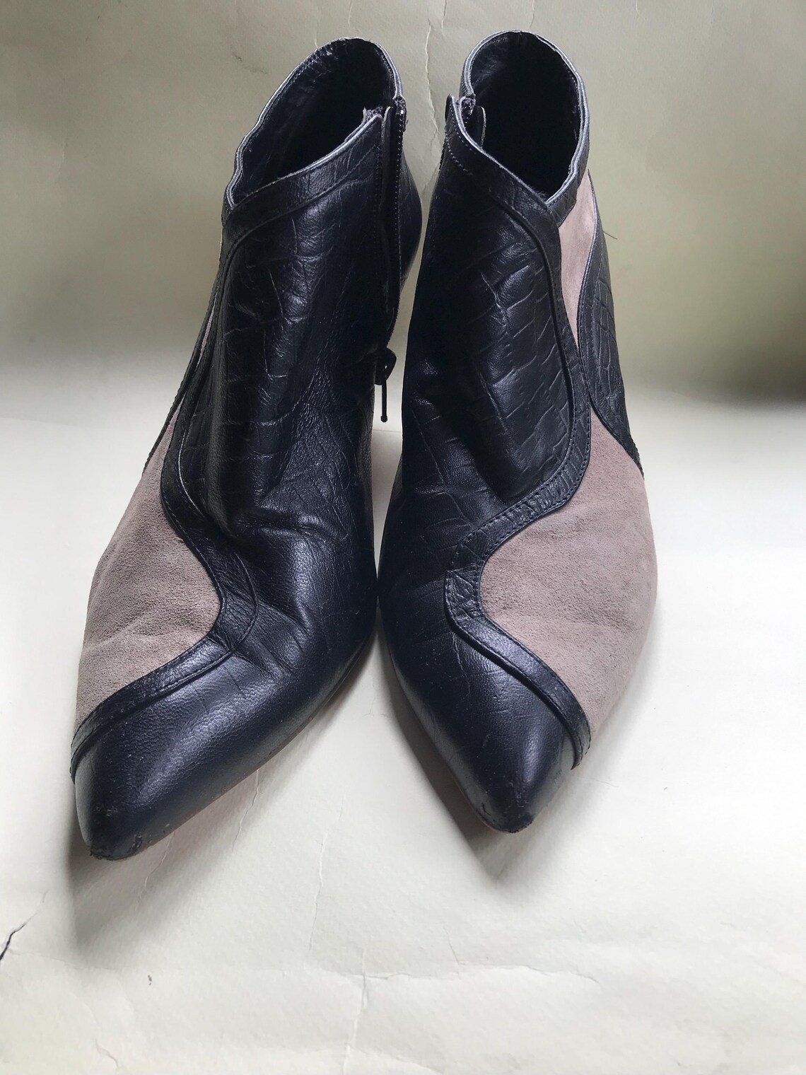 Black leather colorblock ankle boots with gray/beige suede design at each side, in mod style with mid heels, Y2K by Franka, 41 size, foto 3 di 5