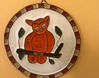 Assiette suspendue décorative hibou, céramique faite main, décoration murale, assiette oiseau, poterie avec décor hibou