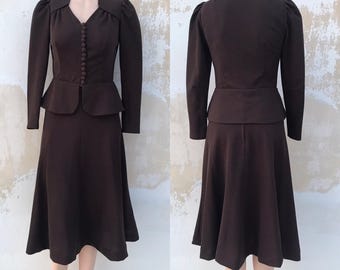 Conjunto vintage de dos piezas de los años 40 en color marrón chocolate, compuesto por un blazer abotonado con efecto peplum y una falda cloche.