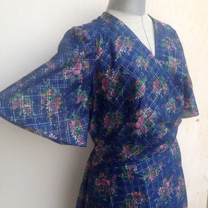 Wrapped belted maxi floral dress in blueberry fond, covered by silver/blue checked design from 1970