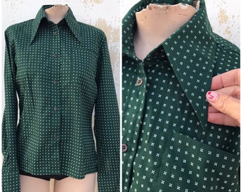 Blouse cintrée et boutonnée vert forêt vintage des années 70 avec grand col pointu et poche poitrine par Nana Ferry