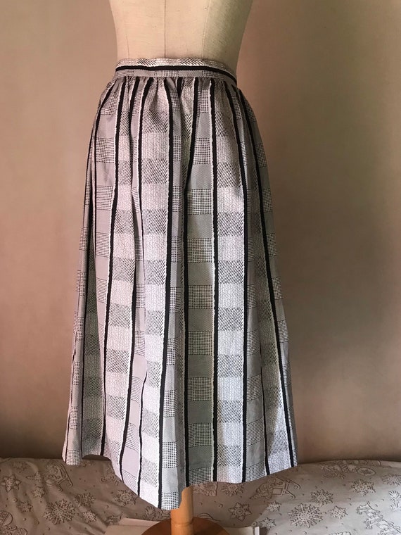 Black and white 80s vintage round skirt featuring… - image 3
