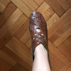 Perforated, peekaboo cut outs, brown mid heeled ankle boots 70s Vintage/size unknown, estimated size : 38 EUR- 7 US- 5 UK image 4