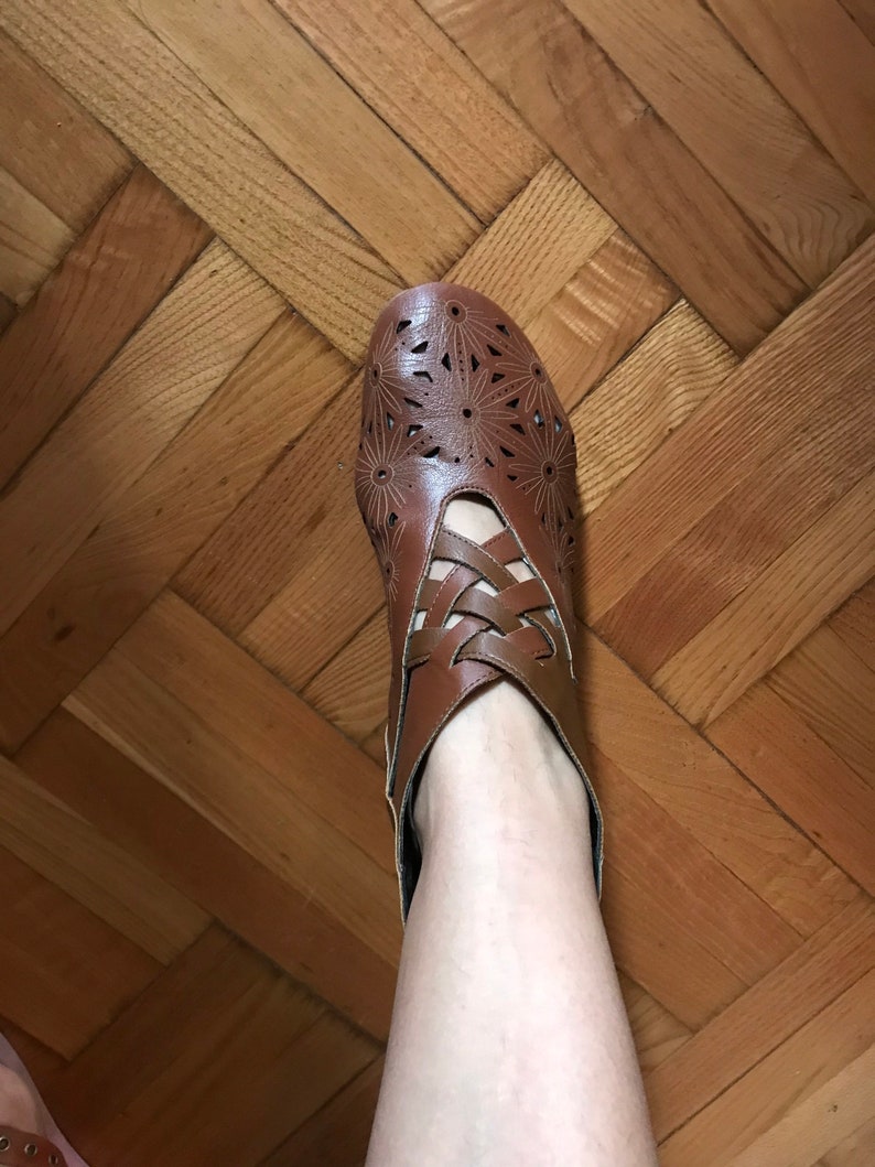 Perforated, peekaboo cut outs, brown mid heeled ankle boots 70s Vintage/size unknown, estimated size : 38 EUR- 7 US- 5 UK image 4