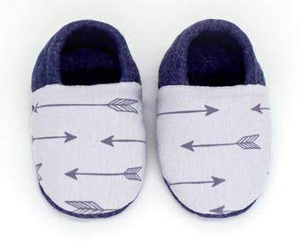 babies&minis "arrow" - cute reversible baby shoes made of quilted fabric in blue-grey with arrows - crawling shoes for babies