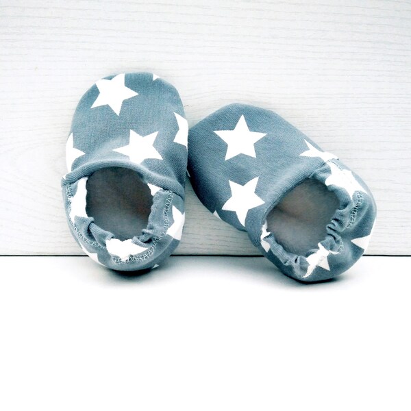 babies&minis "stars" - süße Babyschuhe aus Stoff im Stern Muster in grau und gefüttert - Krabbelschuhe für Babies