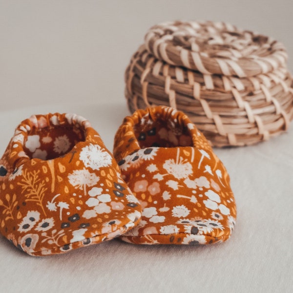 babies&minis "flora fields" - süße Babyschuhe aus Premium Baumwolle-Jersey von Art Gallery Fabrics - Krabbelschuhe für Babies