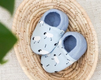 babies&minis "blue sheeps" - cute reversible baby shoes made of quilted fabric in blue with sheep- crawling shoes for babies