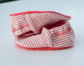 babies&minis "holiday vibes" - cute baby shoes made of cotton jersey in white with red stripes - crawling shoes for babies