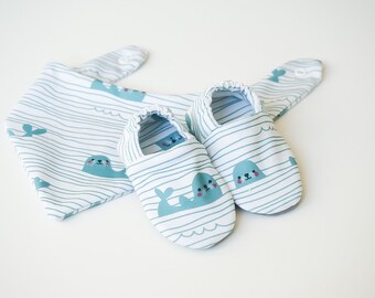 babies&minis "Baby seals" Set - Baby shoes and triangular scarf - made of cotton-jersey