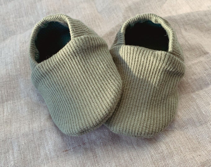 Featured listing image: babies&minis "nature" - cute baby shoes made of organic ribbed knit jersey by elvelyckan design in green - crawling shoes for babies