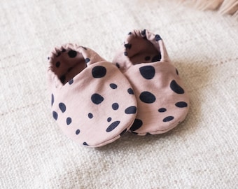 babies&minis "rose dots" - cute baby shoes made of organic cotton jersey by elvelyckan design - crawling shoes for babies